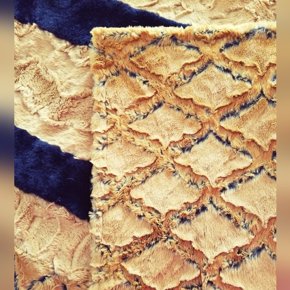 XL Waterfall Luxe Minky Blanket - Picture 7 of 11